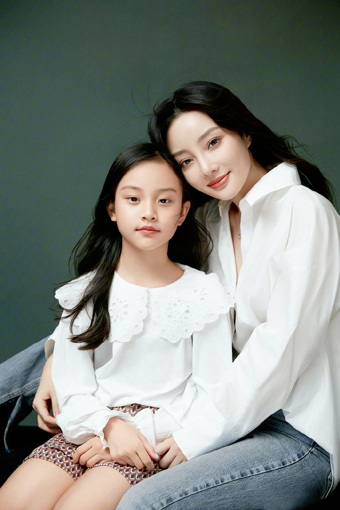 贾乃亮个人资料简介，贾乃亮个人资料介绍（李小璐的母亲张伟欣）