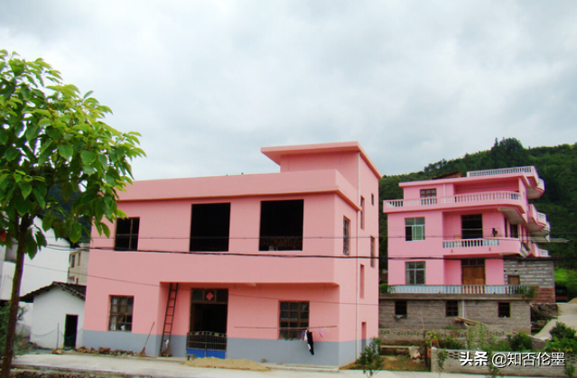 农村别墅楼层高度标准，农村别墅层高多少合适（自建房的“楼梯扶手”）