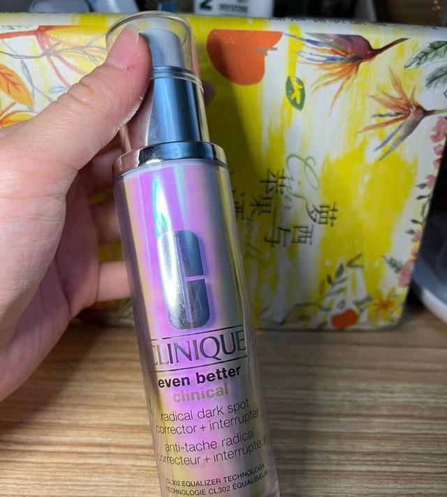 美白精华测评Olay二代淡斑小白瓶VS抗糖小白瓶，公认好用的5款“美白精华液”