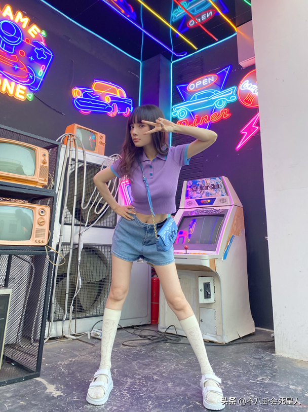 李小璐身高体重，李小璐年龄和个人资料（穿包臀裙下楼做核酸）