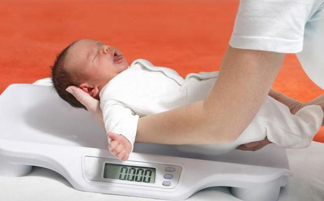 婴儿正常体重范围，婴儿正常体重范围是多少度（并非越重越聪明越轻越笨）