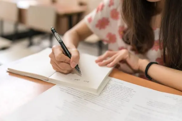 英语专业的主要课程，英语专业的主要课程有哪些（就业方向和前景怎么样）