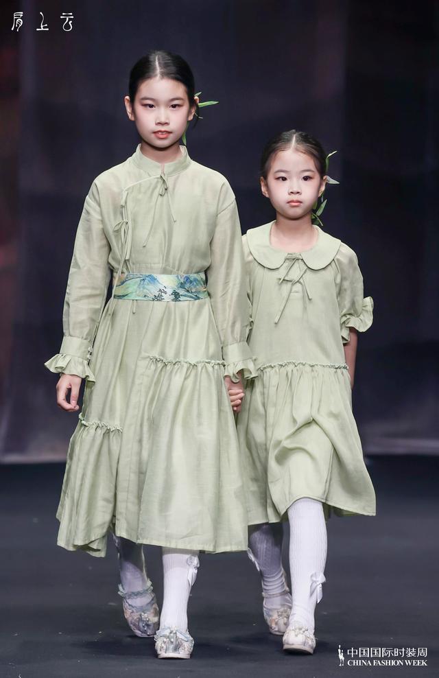 肩上的云歌词，肩上云系列在2023秋冬中国国际时装首秀