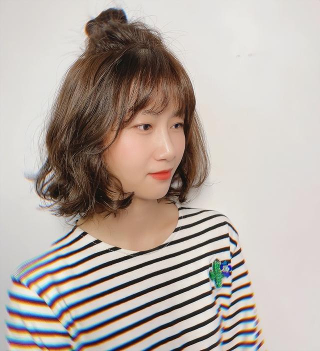 刘海怎么扎上去好看，齐刘海怎么扎头发好看（头发少的女人这样扎头发）