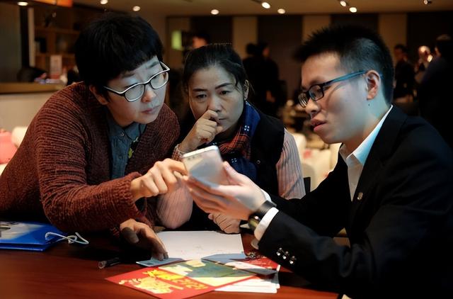 手机转账怎么转，手机转账怎么转账（有事没事可以多在手机银行里转账）