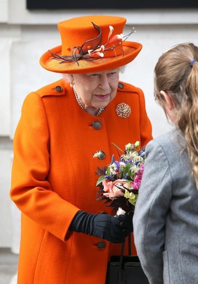 橘色最佳颜色搭配，橘色搭配蓝色（英国女王真是“老来俏”）