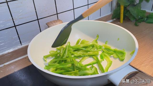 青椒炒蛋的做法，青椒炒鸡蛋的做法（偷学60岁厨师青椒炒鸡蛋的做法）