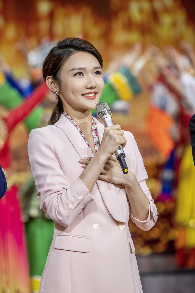 春晚主持人龙洋个人资料简介，春晚主持人龙洋是谁（至今未嫁人的10位央视女主持人）