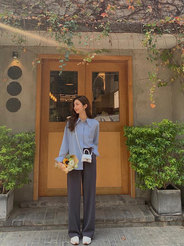 蓝色西装配什么颜色的衬衫，蓝色西装配什么颜色的衬衫男（蓝色衬衫搭配西装裤、短裤）