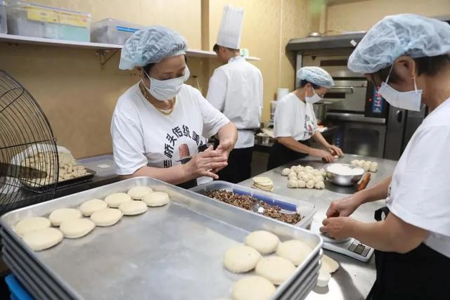 嫦娥奔月图案的月饼，嫦娥奔月月饼团圆是什么节日（上海的花式月饼你都吃过吗）