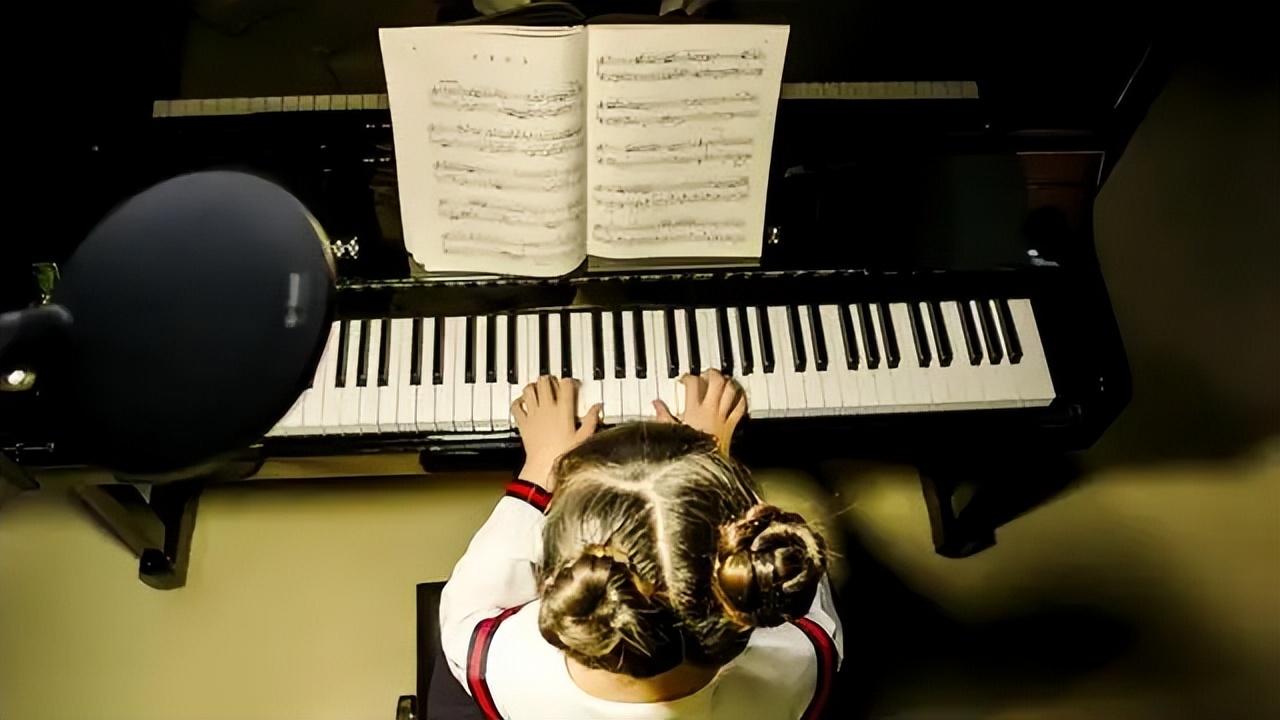 小孩学钢琴的费用一年大概多少钱，学钢琴大概的花费