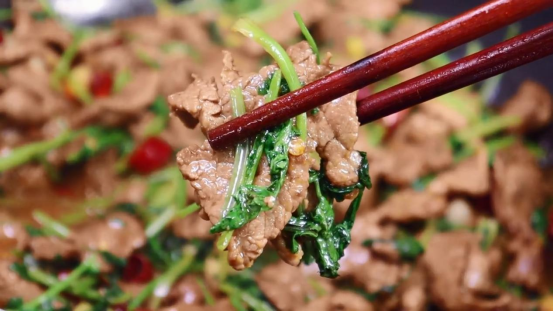牛肉最适合搭配什么吃，牛肉可以搭配什么吃（这个做法真的好吃到哭）