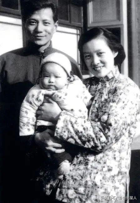 洪晃的父亲叫红什么，洪晃的父亲（时尚女魔头洪晃：老妈是名媛）