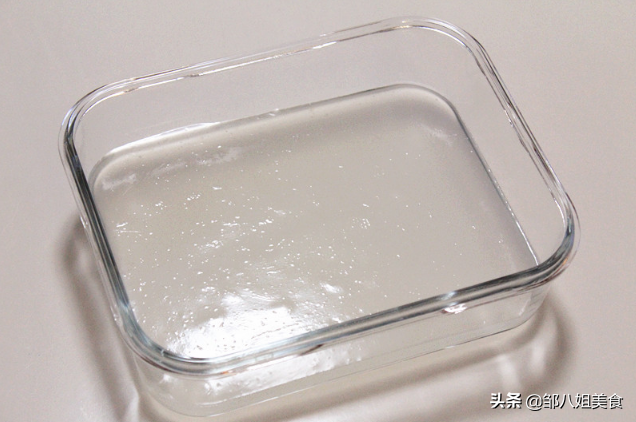 白凉粉是什么，白凉粉是什么原料做的有毒吗（一碗淀粉六碗水）