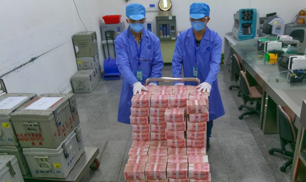 "武装押运,请勿靠近"的运钞车