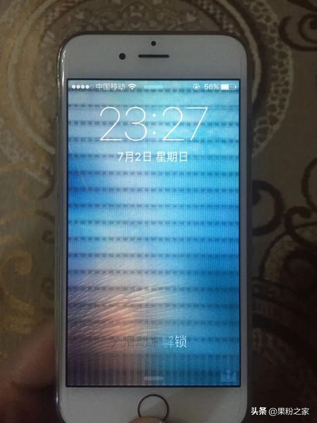 手机屏幕闪烁，手机屏幕闪烁出现竖条纹（iPhone出现这五个问题）