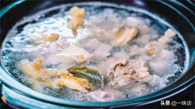 椰青怎么吃，椰子怎么吃?怎么打开?视频（香港超流行椰青炖鲍鱼汤做法）