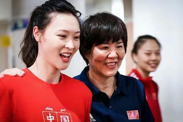 惠若琪晒与女儿合照，女排队长逃不开孩子摧残，表情略显“狰狞”