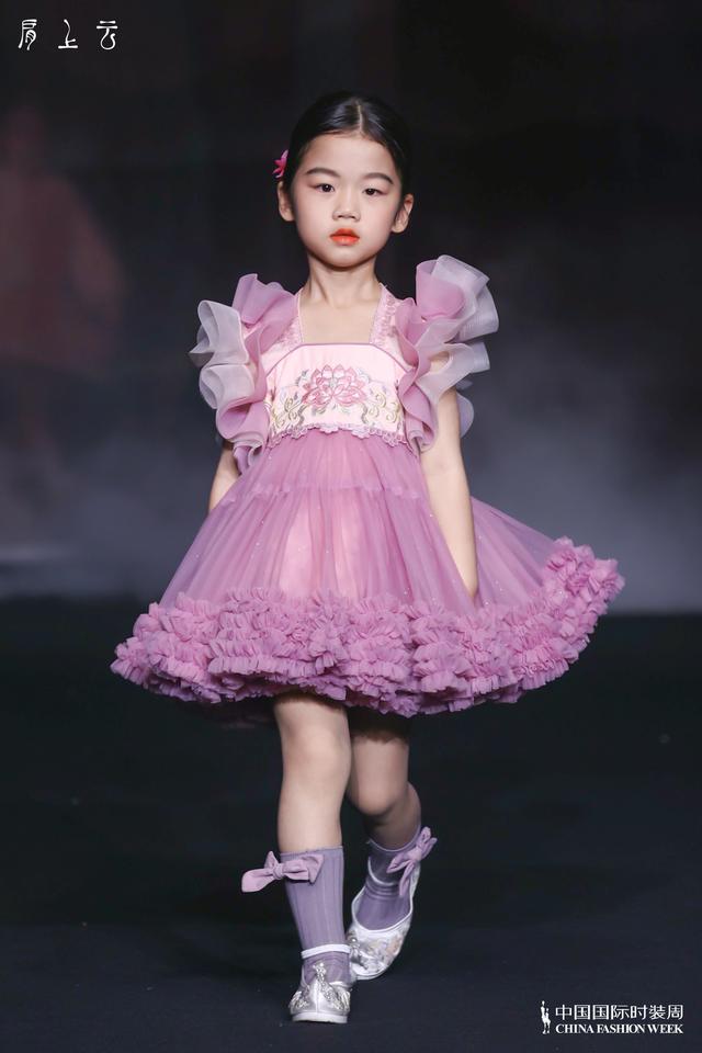 肩上的云歌词，肩上云系列在2023秋冬中国国际时装首秀