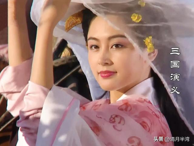 何美钿经典古装形象，一对比颜值差距就出来了