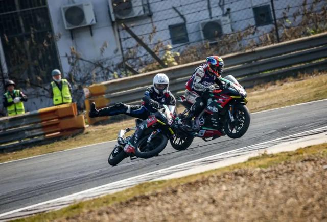 如何成为一名职业赛车手，怎么成为职业赛车手（原来普通人也可以成为专业车手）