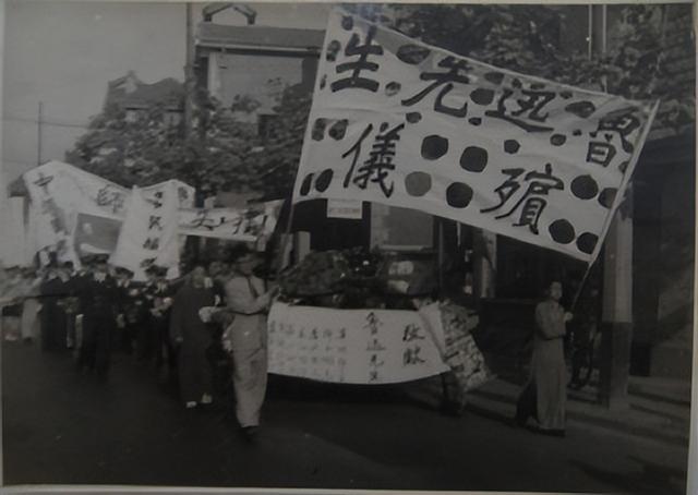余光文的人物简介，余光中的简介与生平事迹（中国人民革命摄影事业的奠基人）