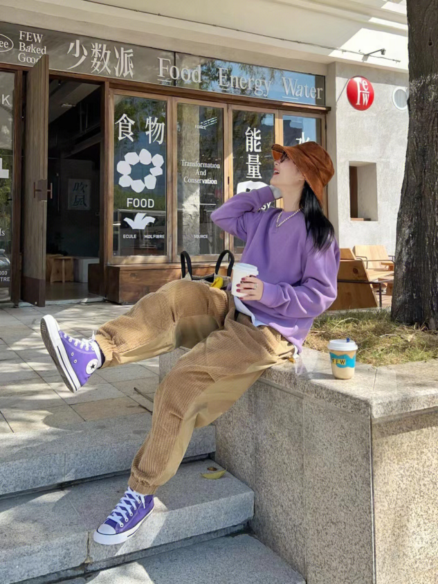 秋冬流行卫衣这么穿超时髦，冬天卫衣推荐（看这些套头基础款时髦又减龄）