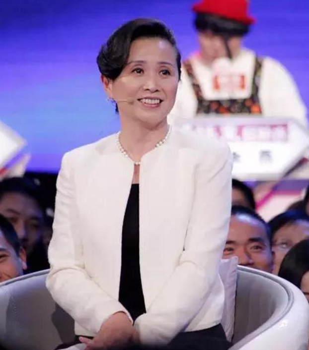 倒追老公恩爱30年，黄菡年轻时（倒追老公恩爱30年无绯闻）