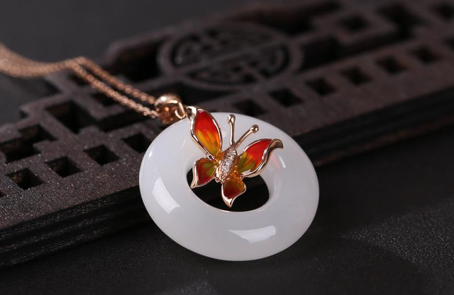 金镶玉吊坠有什么好处，金镶玉吊坠好吗（金镶玉真的不值得买吗）