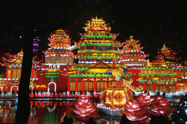 成都市内旅游攻略，成都市内一日游最全攻略（赏彩灯、品美食、聊历史）