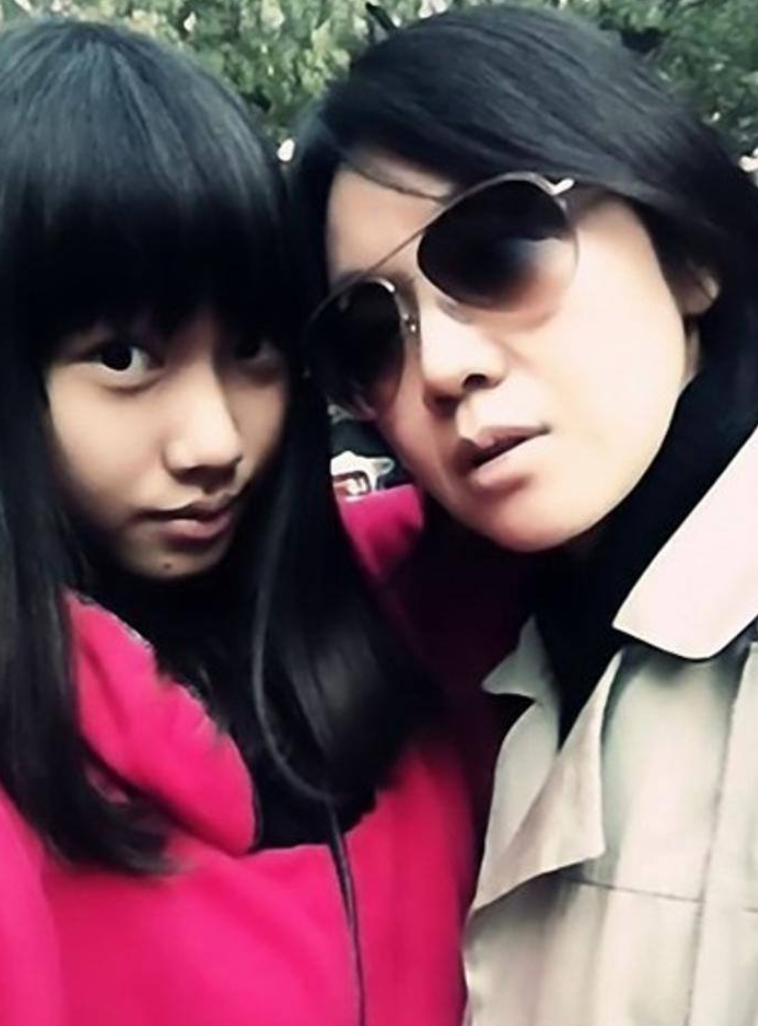 闫妮女儿邹元清:6岁时父母就离异,与51岁单亲妈妈相处成闺蜜