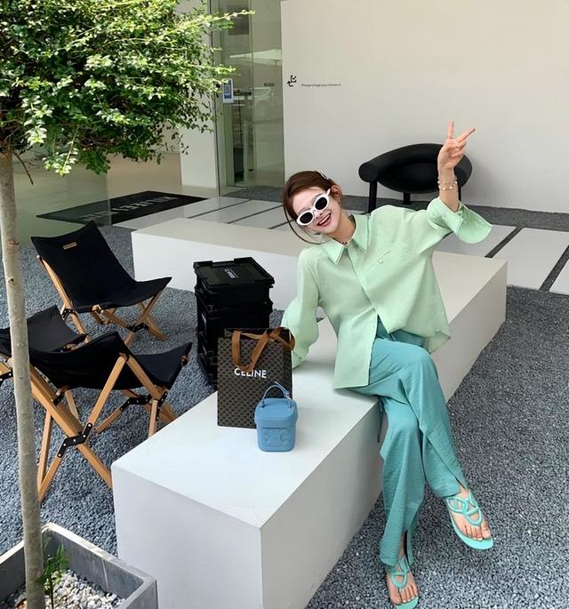 什么颜色衣服最显老，哪些颜色显老（尽量少穿这4种衣服颜色）