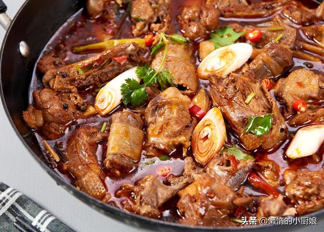 大鹅怎么炖才好吃，大鹅怎么炖好吃（铁锅“只”炖大鹅）