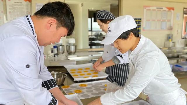 烘培入门，专业的烘焙培训学校解答（烘培入门书）