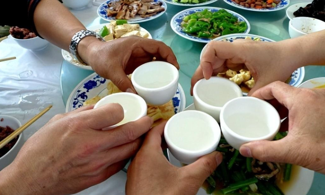 推销酒水的技巧和话术，酒水类销售话术（掌握这3种“话术”）