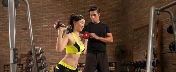 做蹲起有什么好处，若是坚持每天深蹲5分钟