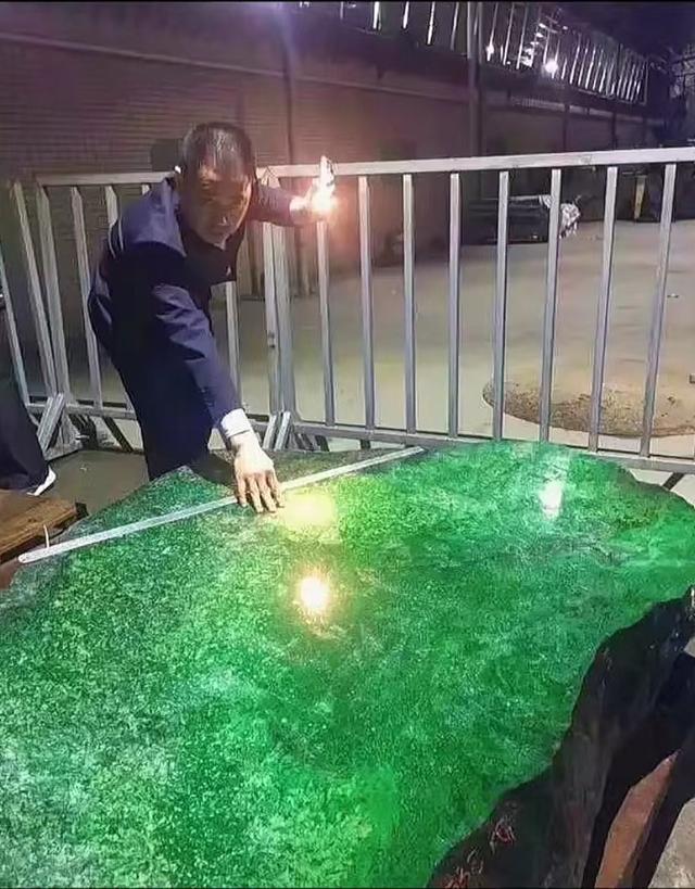 帝王绿翡翠多少钱一克，帝王绿翡翠吊坠多少钱（标价16000000的原石6年无人敢拍）