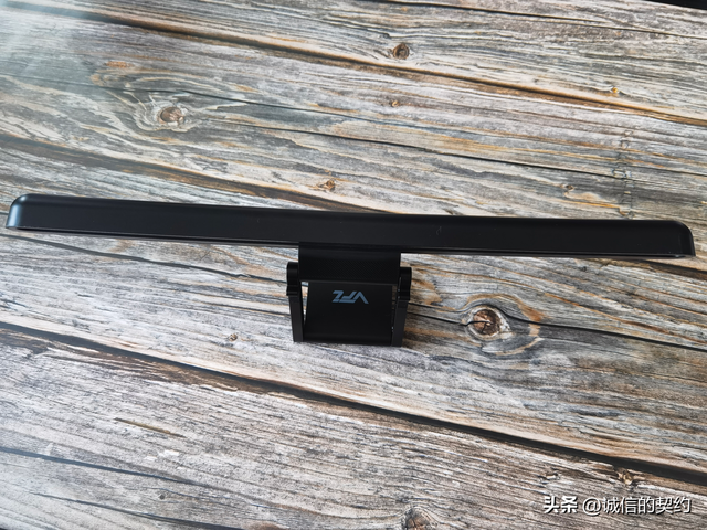 暖白光和白光的区别，灯泡白光与暖白光的区别（说说我使用VFZ屏幕挂灯的感受）