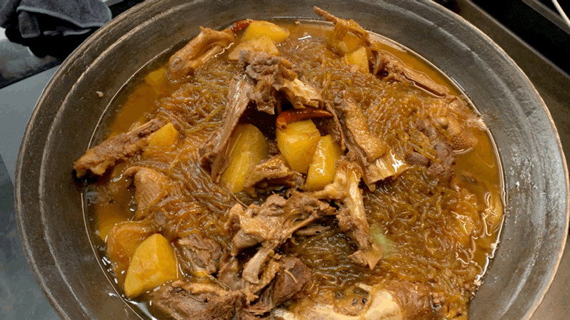 用料:大鹅650克,土豆170克,油25克,老抽半汤匙,料酒2汤匙,盐3克,大葱
