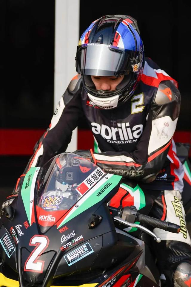 如何成为一名职业赛车手，怎么成为职业赛车手（原来普通人也可以成为专业车手）