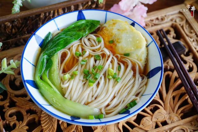 汤面是很受欢迎的"病号饭",一般都会加上2个煎蛋,汤里加一些醋,味道酸