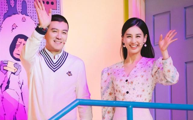 "卑微阔太"黄圣依：两亿零花钱却下跪赵本山，婚后亲自为婆婆洗澡