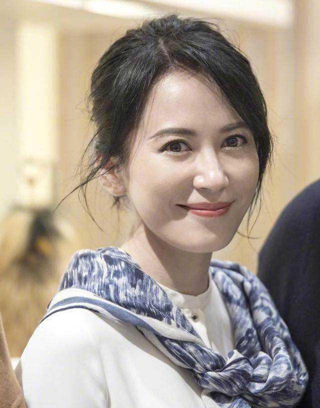 蓝色衬衣怎么搭配下身好看，女蓝色衬衫配什么好看（51岁俞飞鸿真是优雅到骨子里）