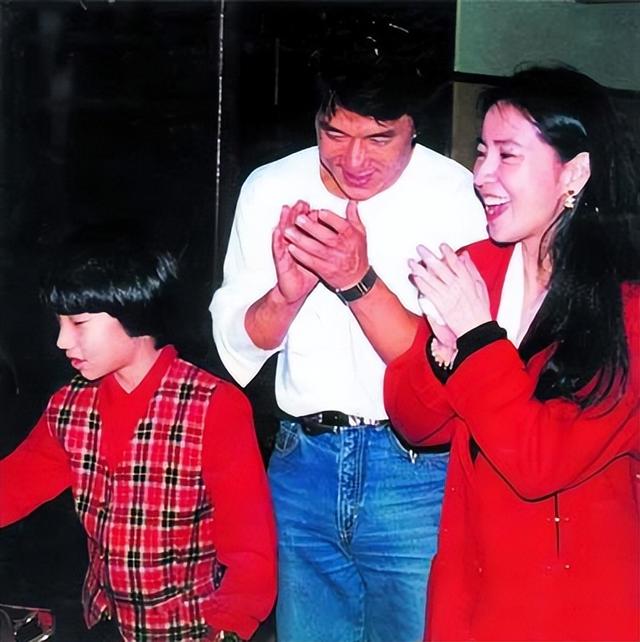 林凤娇简介和个人资料，女星林凤娇：嫁给成龙40年