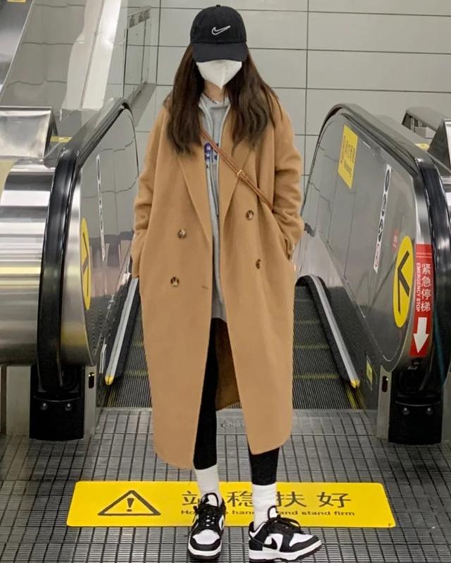 冬季卫衣怎么叠穿出层次感，卫衣混搭叠穿（冬天流行一种穿法）
