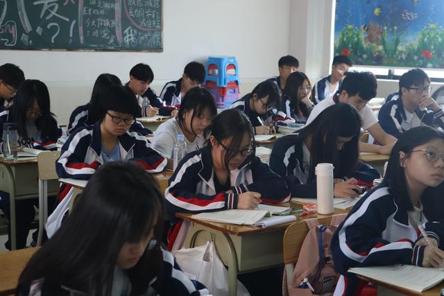 电商专业毕业后适合什么职业，电子商务专业毕业生可以从事哪些对口的工作岗位（电子商务就业方向→电商专业的优势在哪）