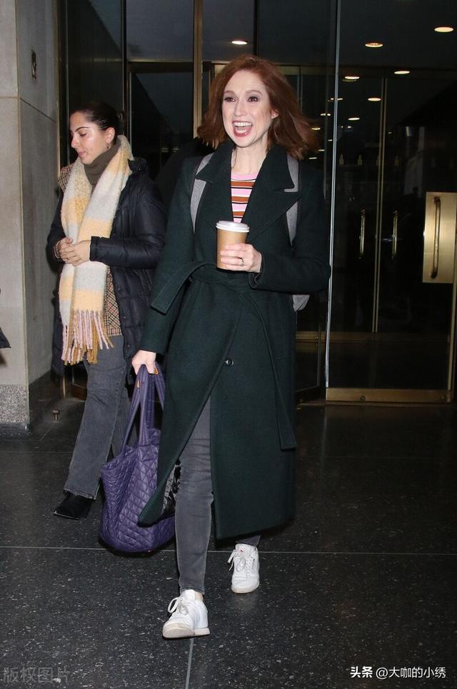 绿色大衣搭什么颜色内搭，绿色大衣配什么内搭图片（艾莉·肯珀身穿墨绿色大衣+紧身牛仔裤+条纹内搭舒适休闲）