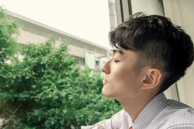 男生喜欢你的潜意识动作，男生喜欢你的潜意识动作有哪些呢（才会掩饰不了这些肢体反应）