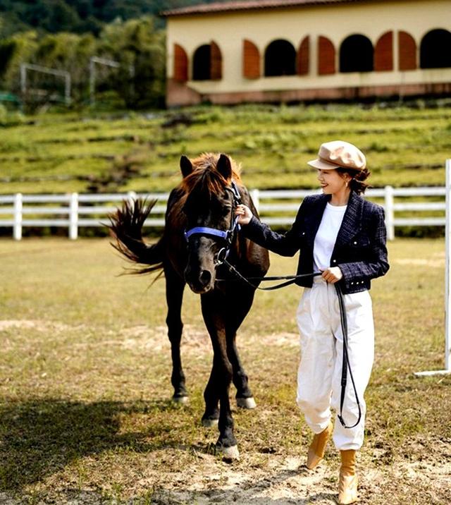 米色裤子搭配，米色上衣搭配什么颜色的裤子好看（今年冬季成熟女人衣橱里）