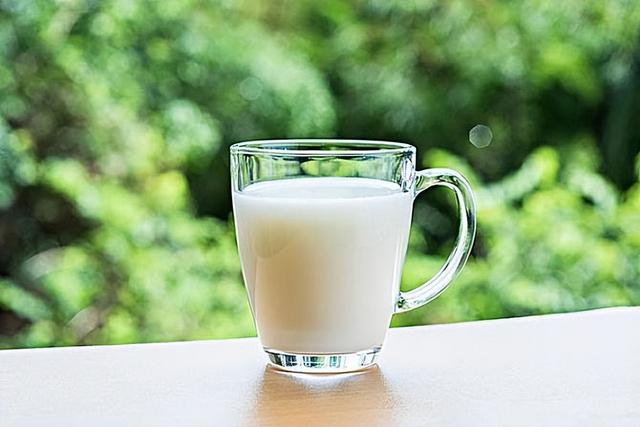 睡前喝牛奶的好处和坏处，睡前喝牛奶还是酸奶好（辟谣：睡前喝牛奶也许不能助眠）